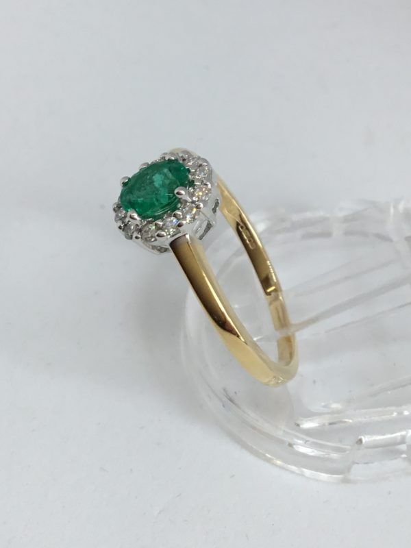 18ct Emerald & Diamond Cluster Ring - Image 2