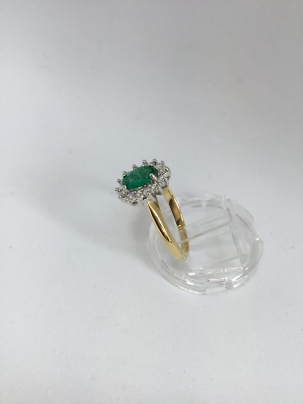 18ct Emerald & Diamond Cluster Ring - Image 2