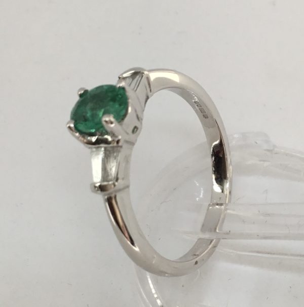 18ct Emerald & Diamond Tapered Baguette Ring - Image 3