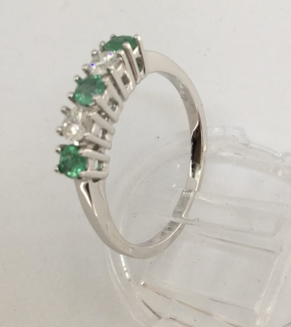9ct Emerald & Diamond 5 Stone Ring - Image 2