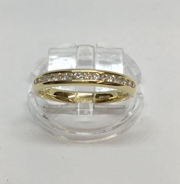 18ct Gold Diamond 15 Stone Eternity Style Ring - Image 2