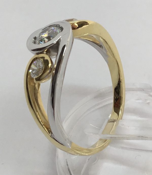 18ct 2-Colour Diamond 3 Stone Crossover Ring - Image 2
