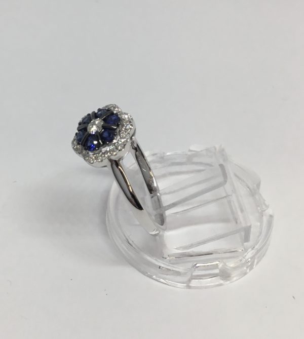 18ct Sapphire & Diamond Daisy Cluster Ring - Image 2
