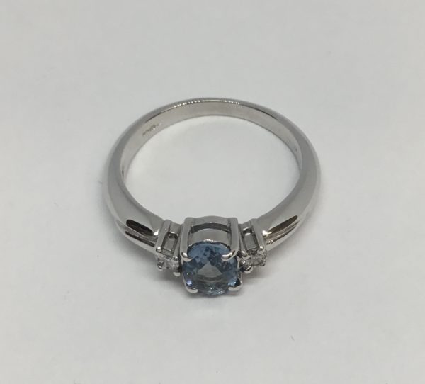 18ct Aquamarine & Diamond 3 Stone Ring - Image 2