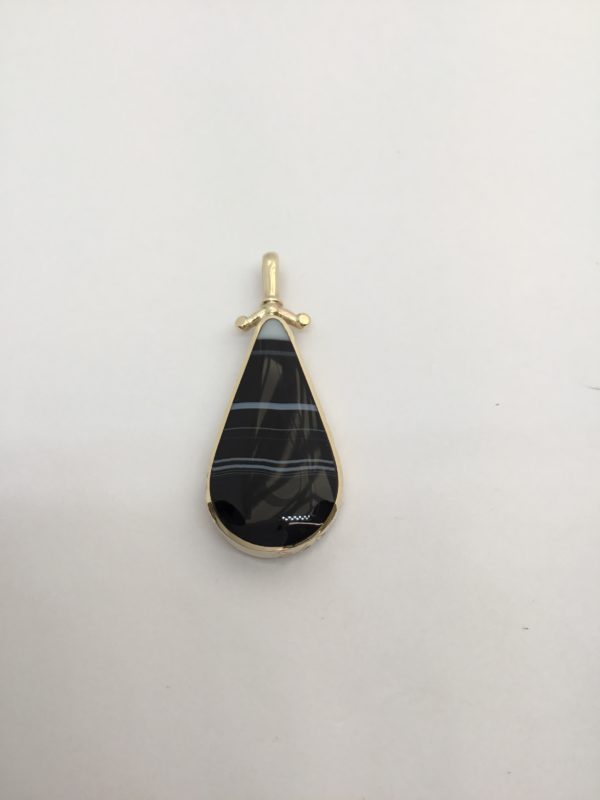 Pre Owned 9ct Yellow Gold Large Teardrop Agate Set Pendant - Image 2