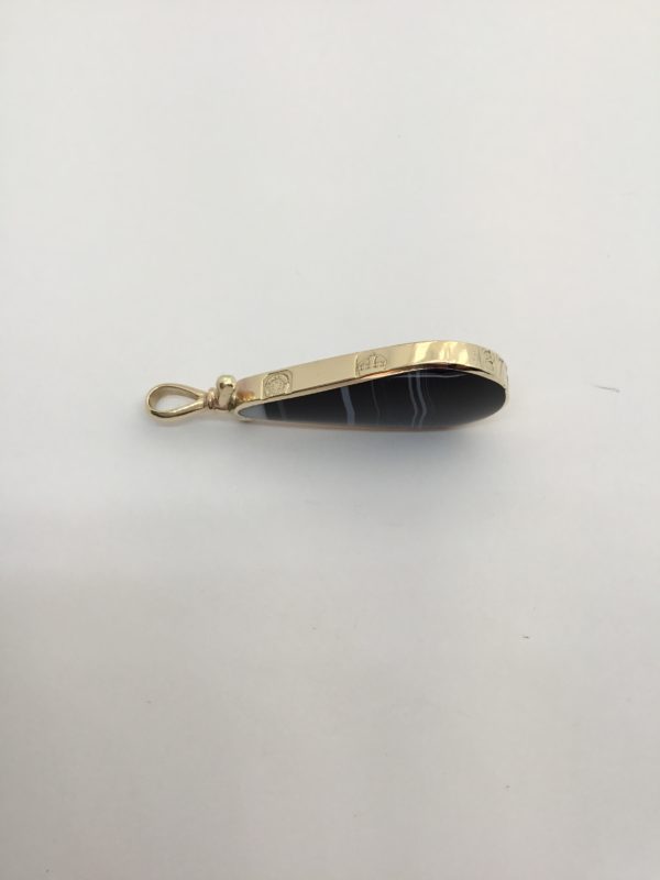 Pre Owned 9ct Yellow Gold Large Teardrop Agate Set Pendant - Image 3