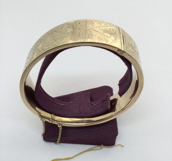 Pre Owned 9ct Yellow Gold Fully Engraved Bangle 1939 - Image 3