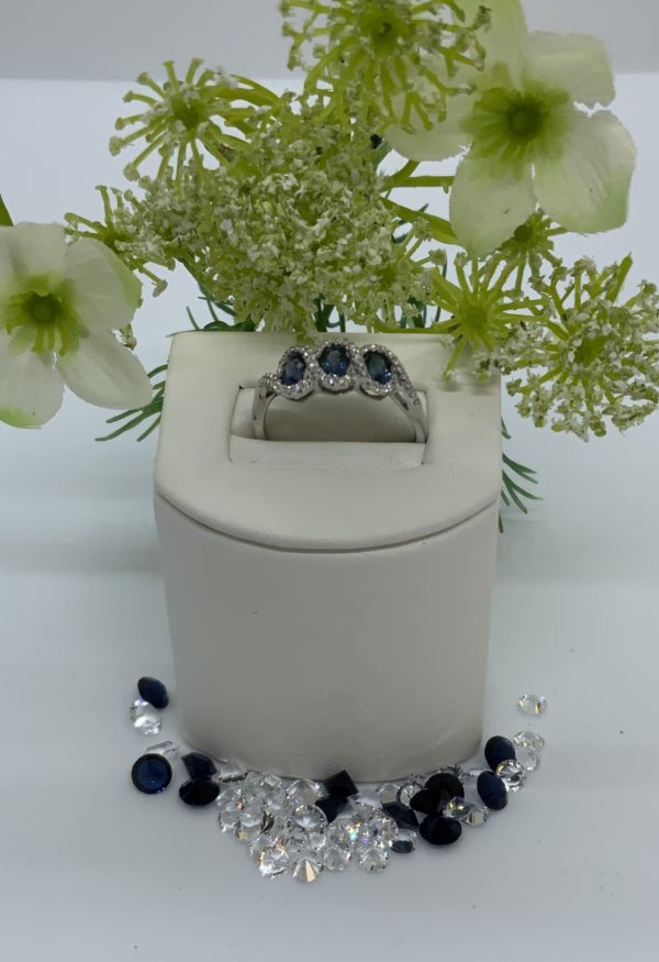 18ct White Gold Sapphire & Diamond 3 Stone Ring - Image 5