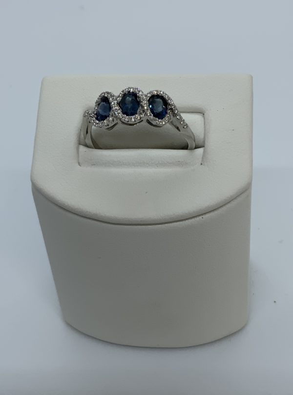 18ct White Gold Sapphire & Diamond 3 Stone Ring - Image 3