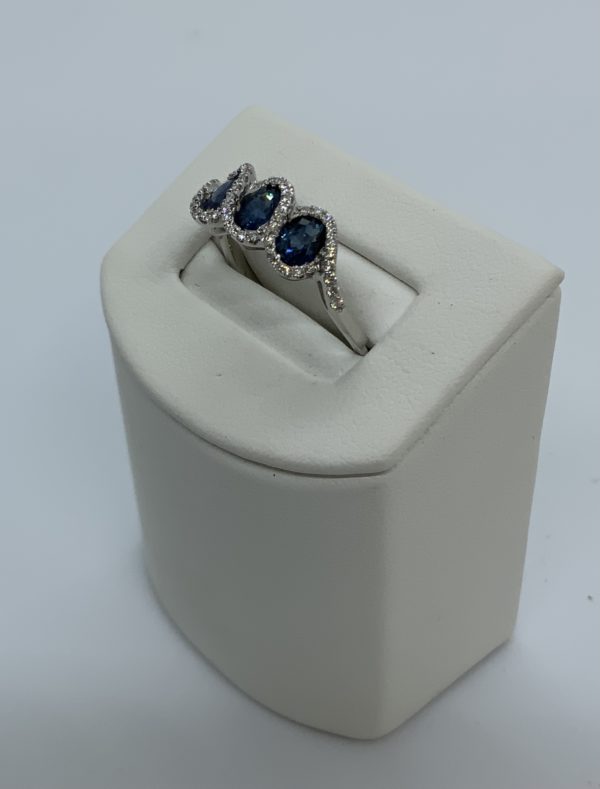 18ct White Gold Sapphire & Diamond 3 Stone Ring - Image 4