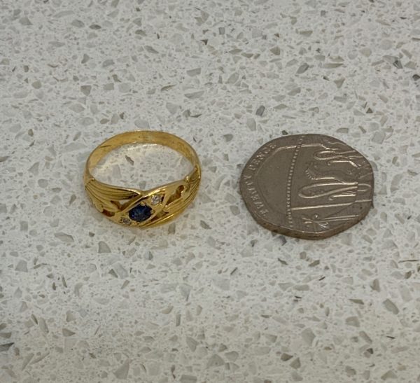 Pre Owned 9ct Yellow Gold Sapphire  and Diamond Ring - Image 3