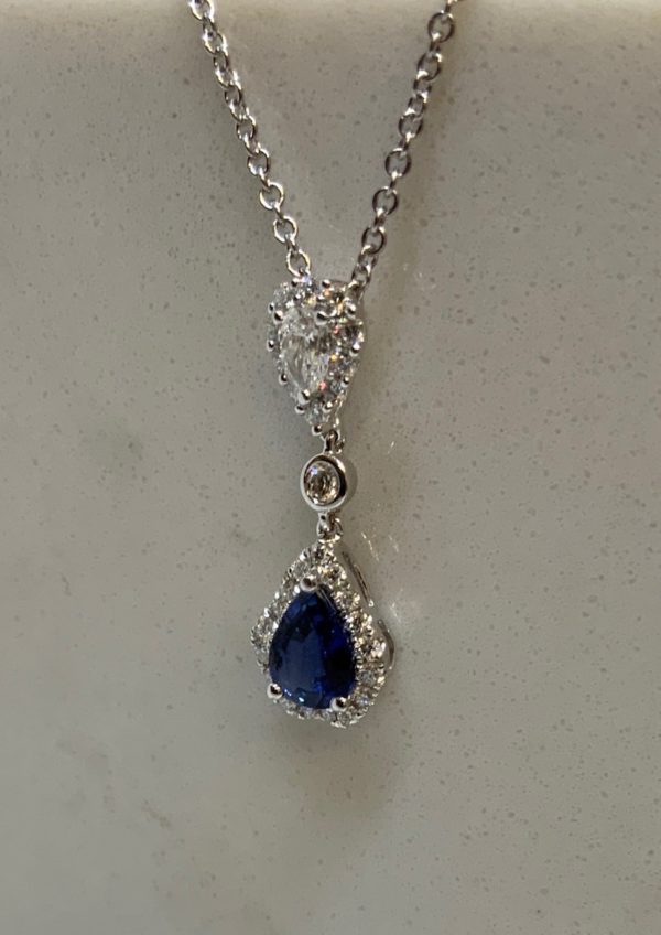 18ct White Gold Stunning Sapphire and Diamond Pendant - Image 4