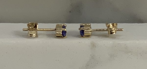 9ct Yellow Gold Tanzanite studs - Image 3