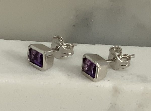 9ct White Gold Ameythst Studs - Image 2