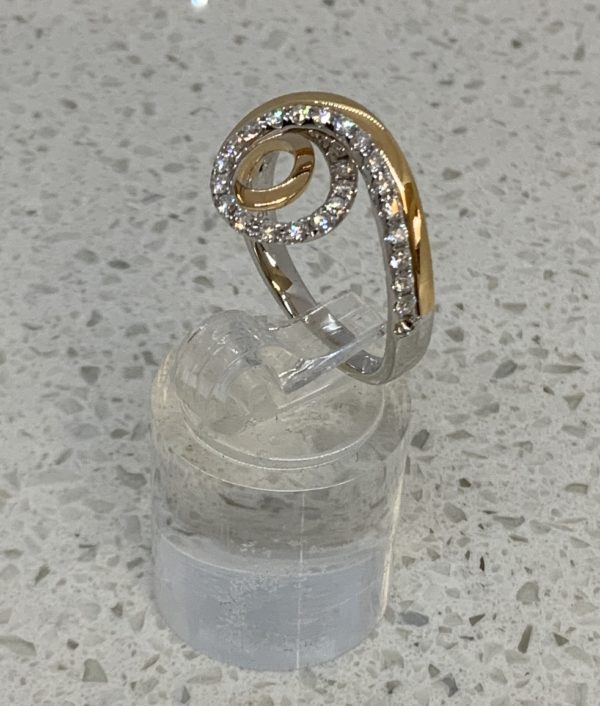 18ct Gold Two Colour Gold Diamond Dress Ring - Image 4