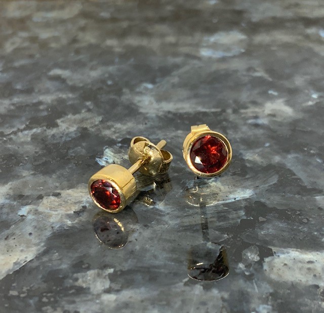 Amazon.com: 14k White Gold Square Garnet Stud Earrings: Diamond Earrings:  Clothing, Shoes & Jewelry