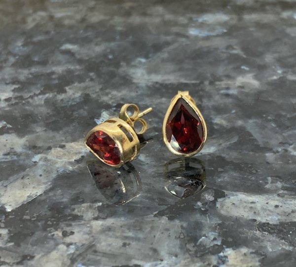 9ct Yellow Gold Pear Shape Garnet Rubover Studs