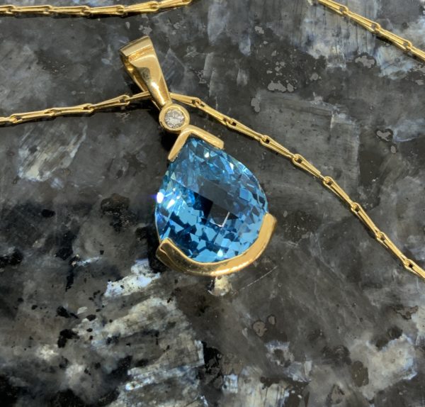 9ct Gold Blue Topaz Pear Pendant With Small Diamond - Image 3