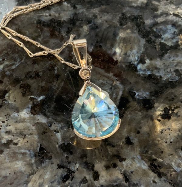 9ct White Gold Pear Shaped Blue Topaz & Diamond Pendant - Image 5