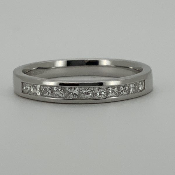 18ct Princess Diamond Cut 11 Stone Eternity Style Ring - Image 5
