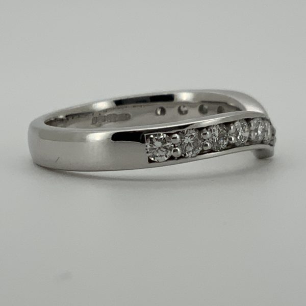 18ct Diamond 12 Stone Wishbone Eternity Style Ring - Image 3