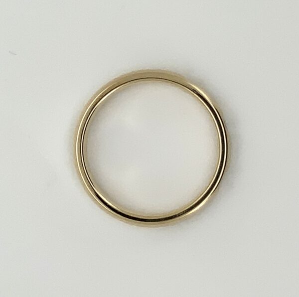 9ct 3mm Yellow Gold Wedding Band with 3 Diamonds - Image 3