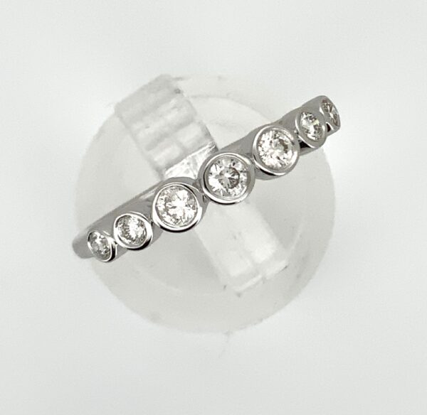 18ct White Gold 7 Graduated Diamond Ring 0.32ct