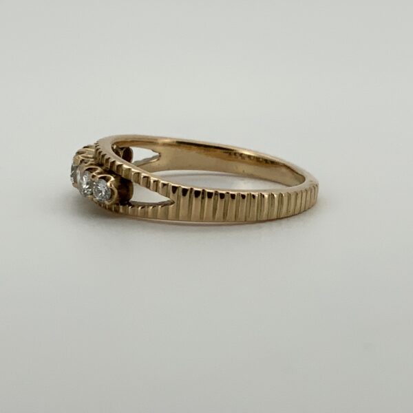 Pre Owned 14ct Yellow Gold 7 Graduated Diamond Ring - Image 3