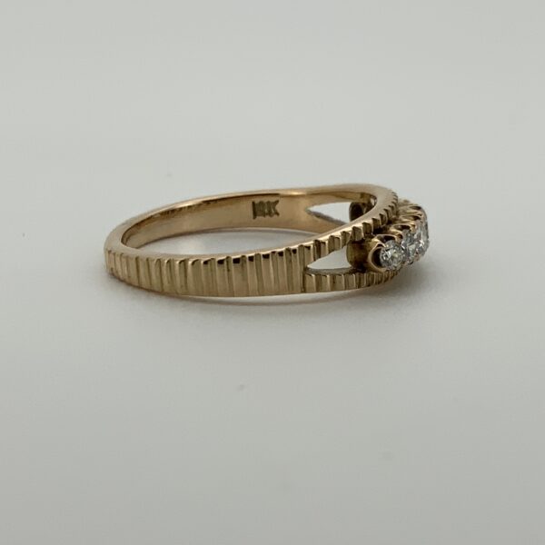 Pre Owned 14ct Yellow Gold 7 Graduated Diamond Ring - Image 4