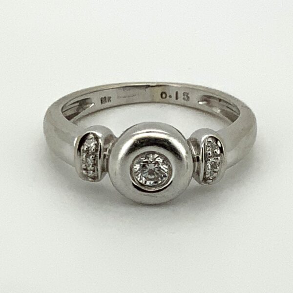 Pre Owned18ct White Gold Diamond Rub Over Ring 0.15cts - Image 2