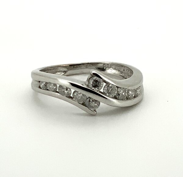 Pre Owned 18ct White Gold Graduated Diamond Crossover Ring - Image 5