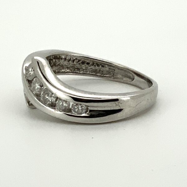 Pre Owned 18ct White Gold Graduated Diamond Crossover Ring - Image 4