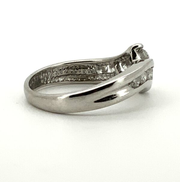 Pre Owned 18ct White Gold Graduated Diamond Crossover Ring - Image 3