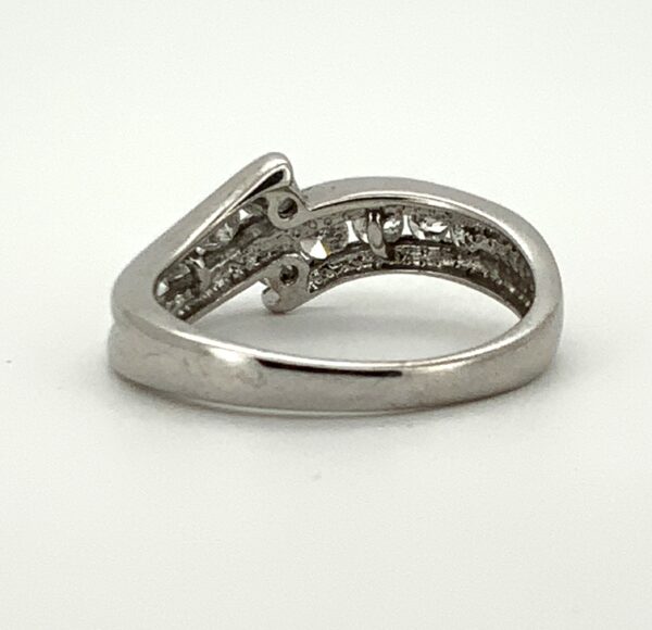 Pre Owned 18ct White Gold Graduated Diamond Crossover Ring - Image 2
