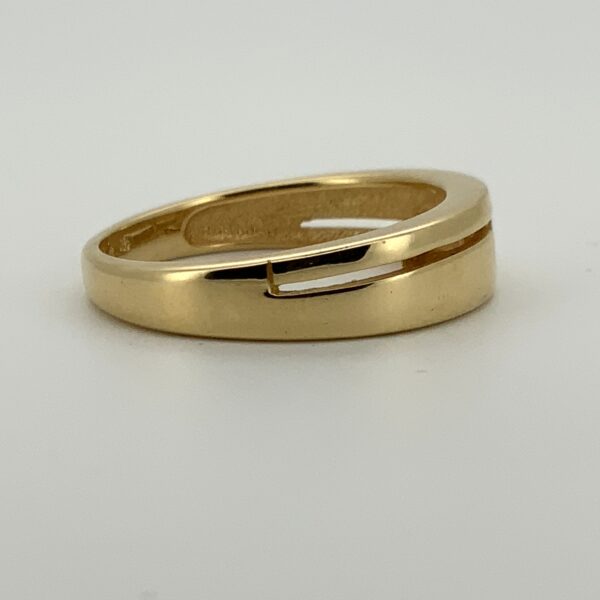 Pre Owned 18ct Yellow Gold Split Shank Design Diamond Ring - Image 4