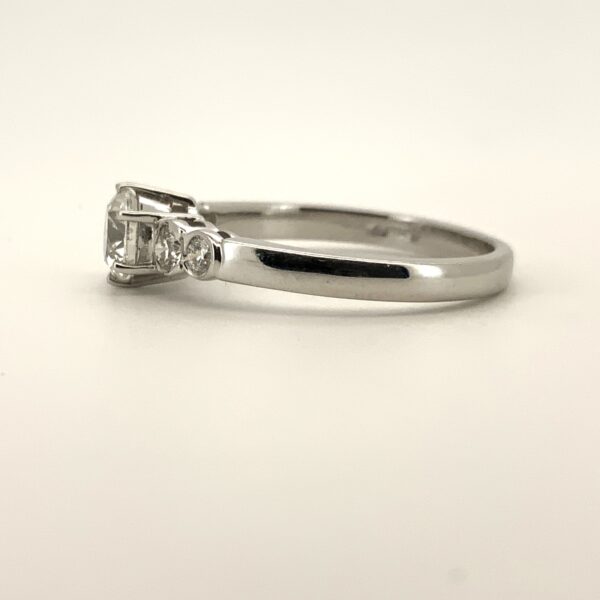 18ct White Gold 5 Diamond Ring 0.96ct - Image 3